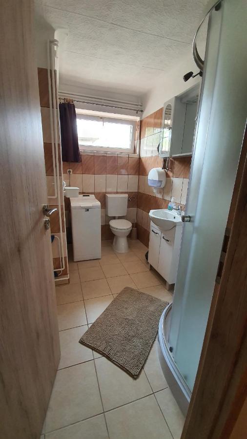Family Friendly Gyal Apartment Exterior photo
