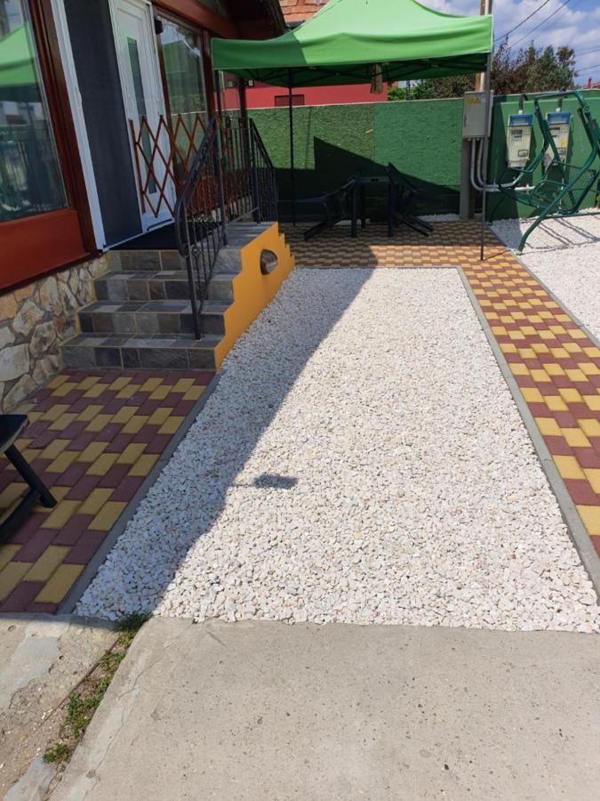 Family Friendly Gyal Apartment Exterior photo