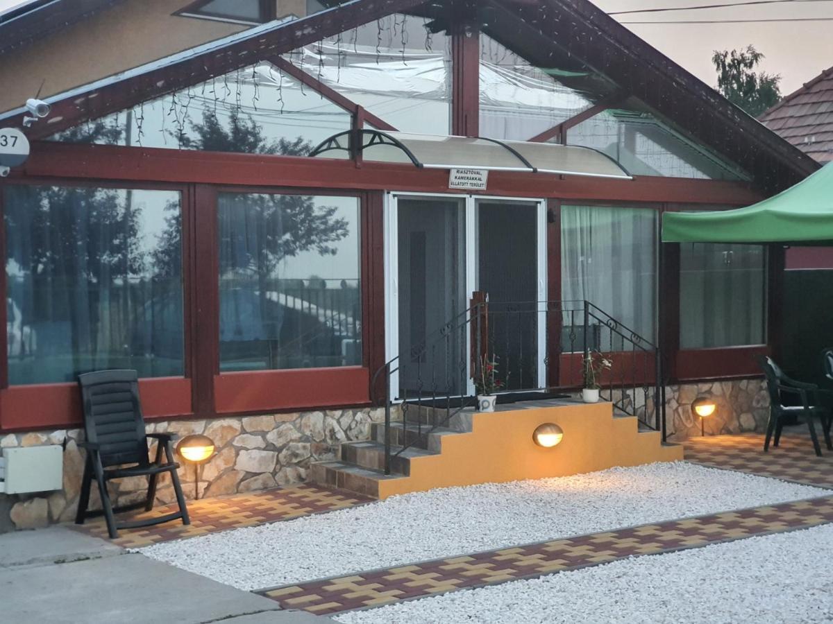 Family Friendly Gyal Apartment Exterior photo