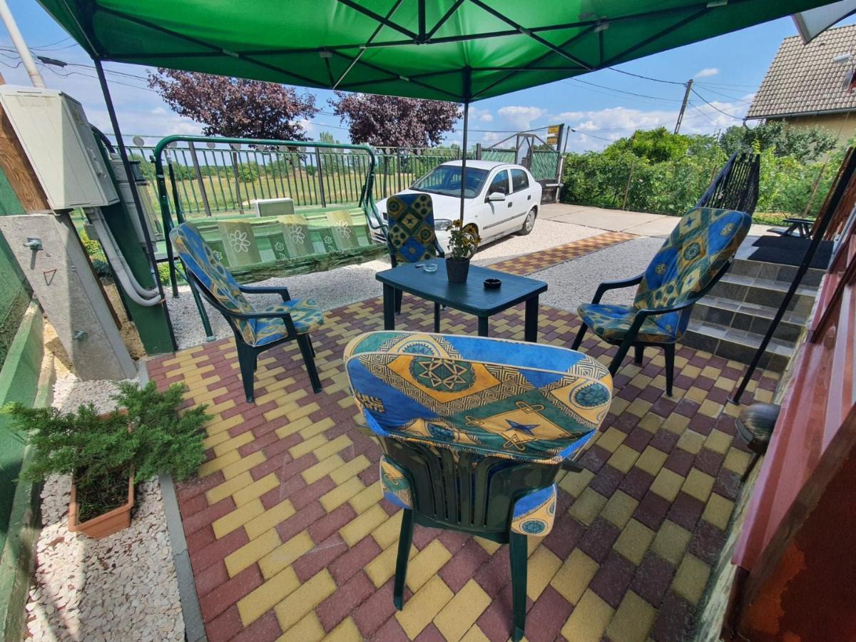 Family Friendly Gyal Apartment Exterior photo