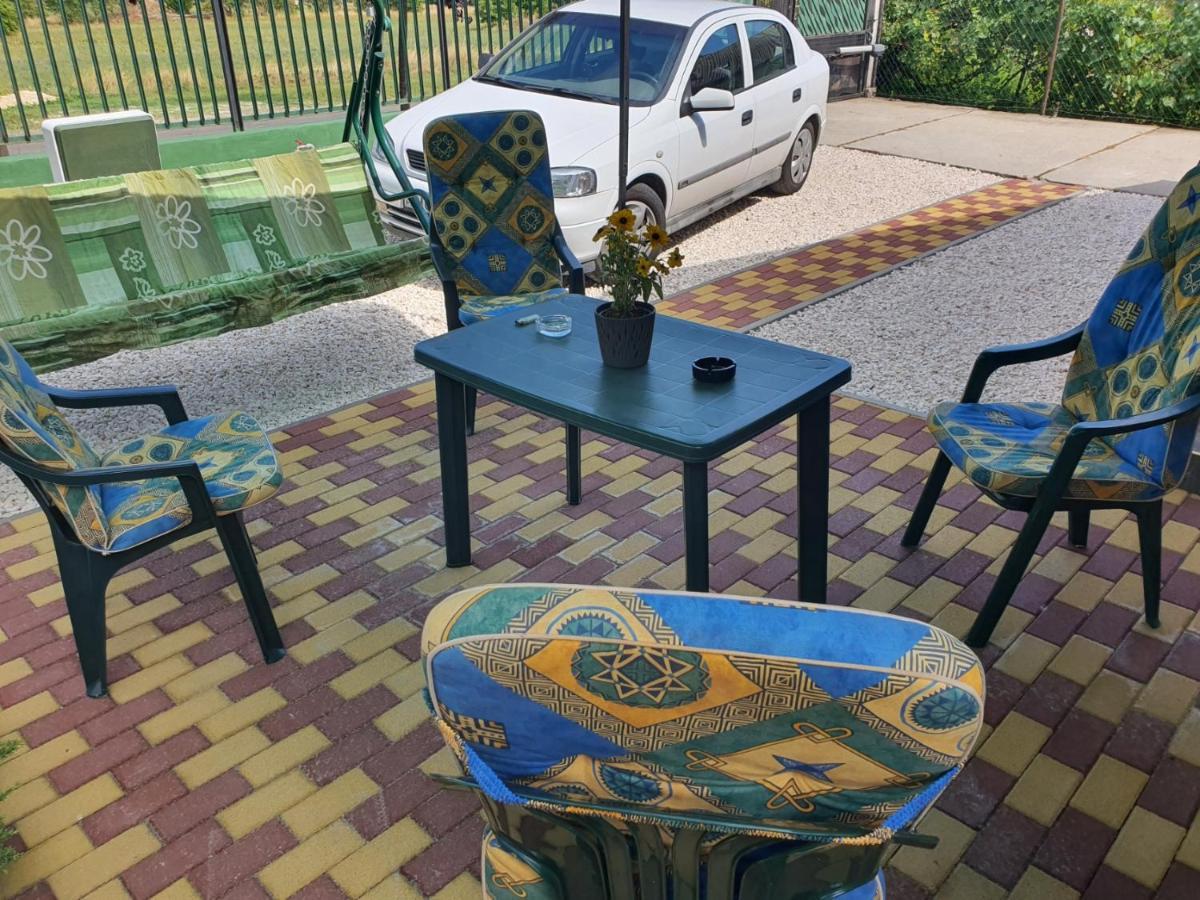 Family Friendly Gyal Apartment Exterior photo